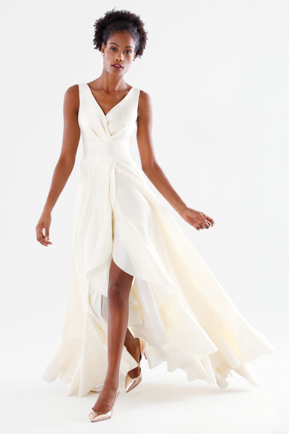 Abito bianco in taffeta con rouches