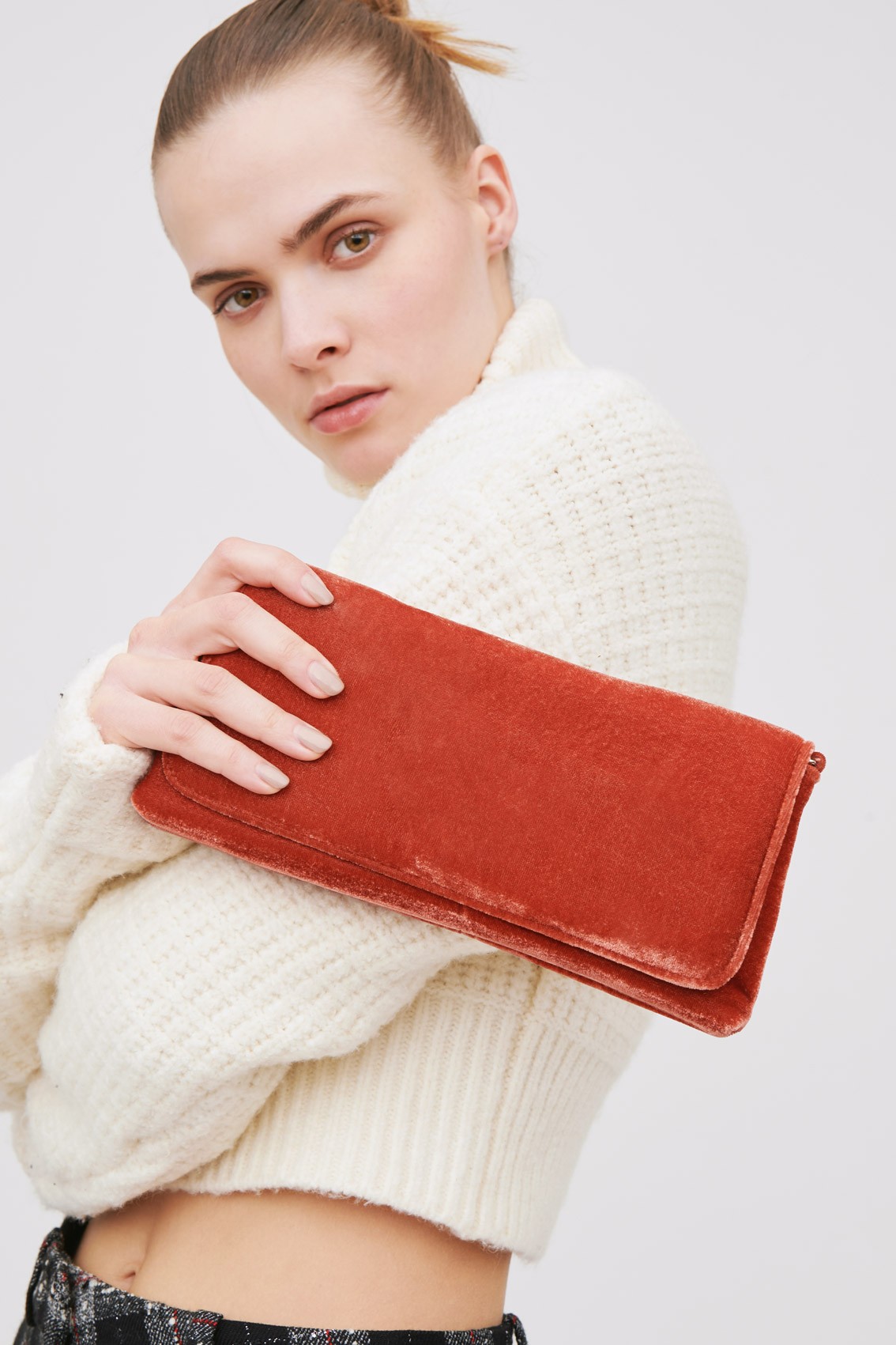 Pochette In Velluto Rosso Con Manici In Legno E Ricamo A Croce – Borsa Elegante Per Offerte E Donazioni In Chiesa