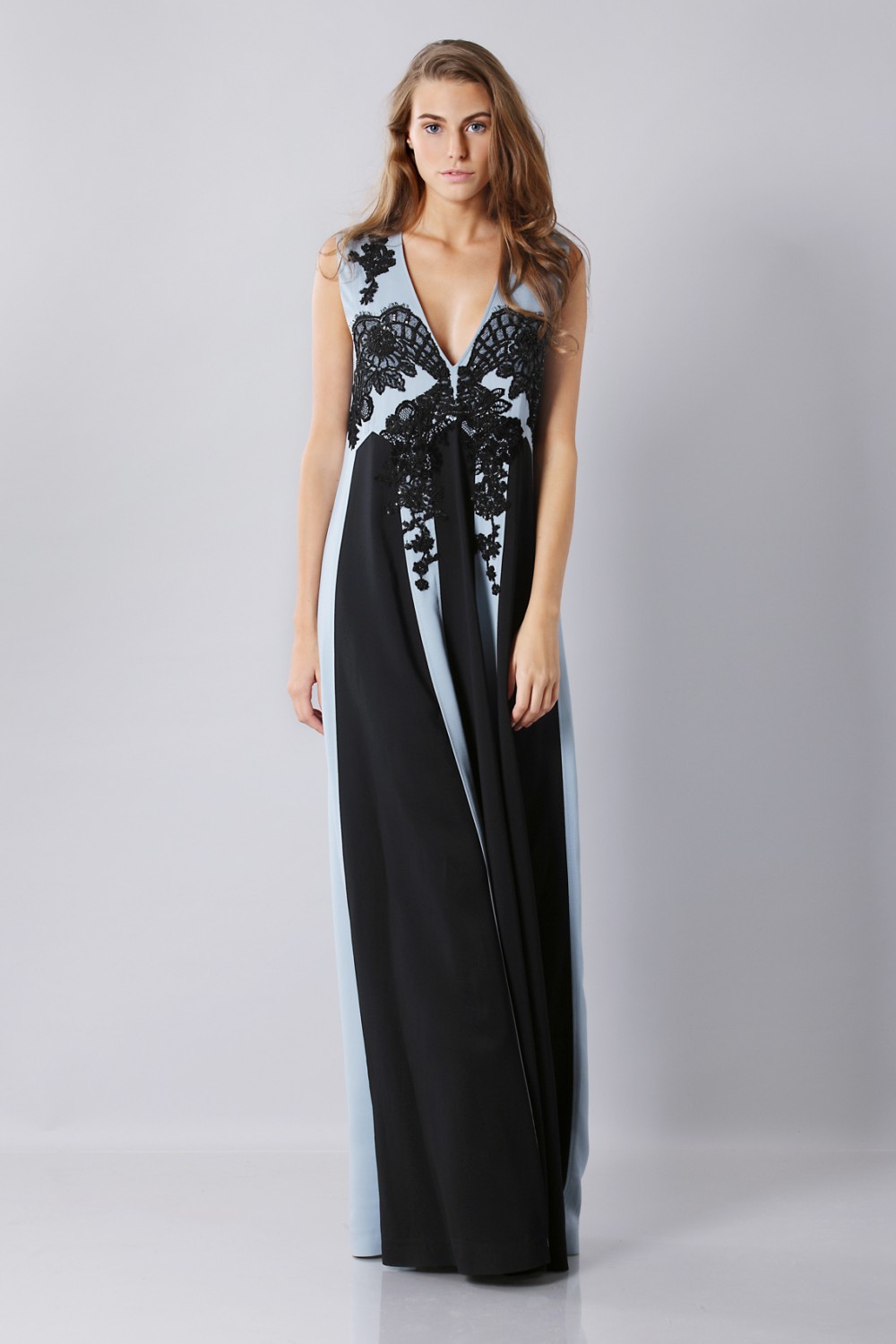  Floor-length dress with v-neck and embroideries