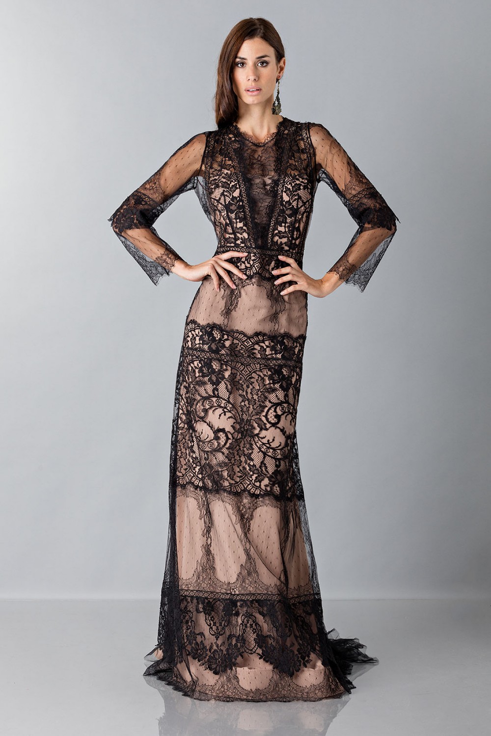 Long dress with lace patterns