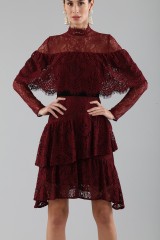 Drexcode - Short burgundy dress with ruffles and cape sleeves - Perseverance - Rent - 3