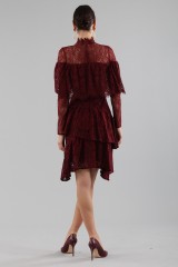 Drexcode - Short burgundy dress with ruffles and cape sleeves - Perseverance - Rent - 1