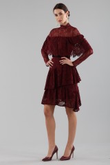 Drexcode - Short burgundy dress with ruffles and cape sleeves - Perseverance - Rent - 5