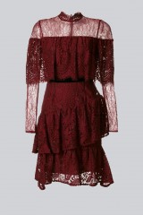Drexcode - Short burgundy dress with ruffles and cape sleeves - Perseverance - Rent - 6
