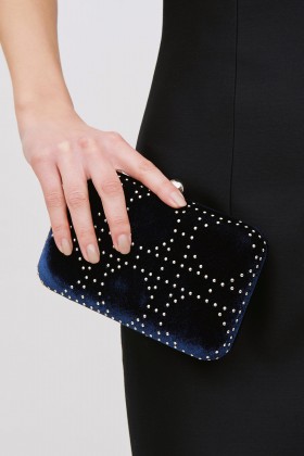 Blue velvet clutch with silver studs - Anna Cecere - Rent Drexcode - 2