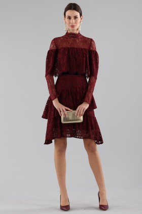 Short burgundy dress with ruffles and cape sleeves - Perseverance - Rent Drexcode - 2