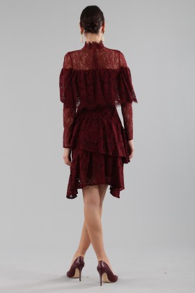 Short burgundy dress with ruffles and cape sleeves - Perseverance - Rent Drexcode - 2