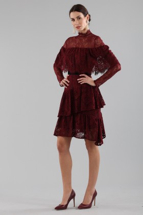 Short burgundy dress with ruffles and cape sleeves - Perseverance - Rent Drexcode - 2
