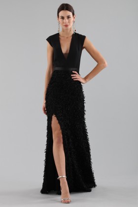 Black dress with finished skirt and V cut to the back - Halston - Rent Drexcode - 2