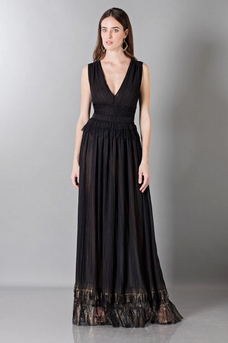 Noleggia online Floor length black dress with V neckline by