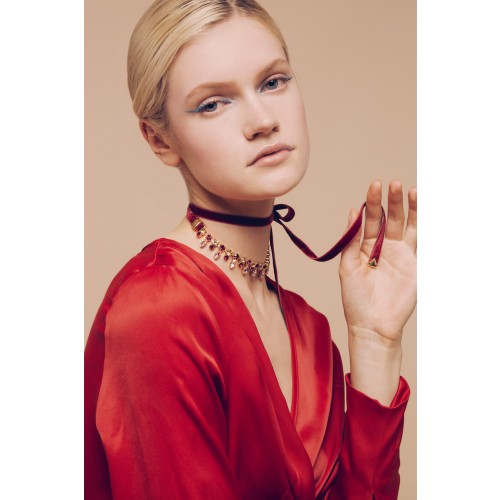 Noleggio Abbigliamento Firmato - Choker in velluto ciliegia e cristalli - Almarow - Drexcode -1