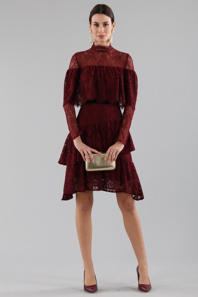 Short burgundy dress with flounces and cape sleeves