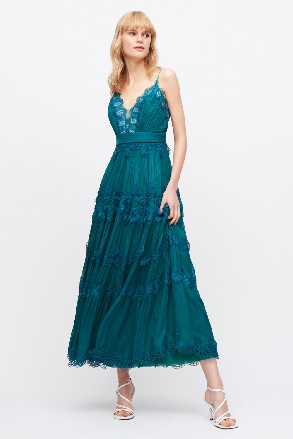 Robe verte avec applications de dentelle et encolure travaillée