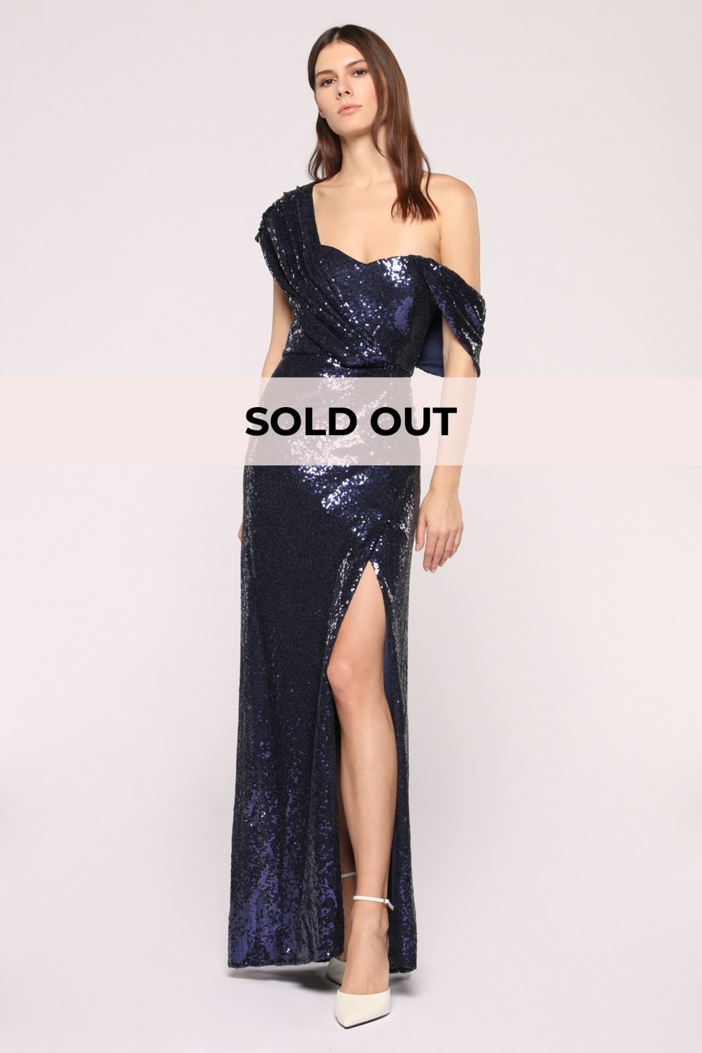 Abito in paillettes con spacco