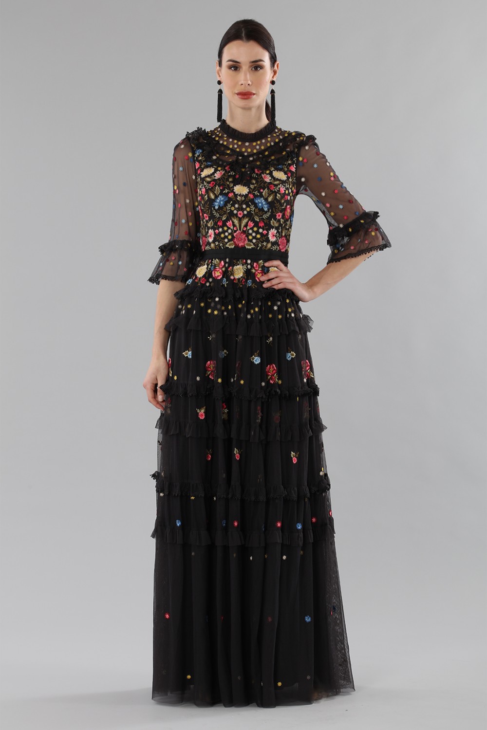 Longue robe noire en tulle avec décorations florales