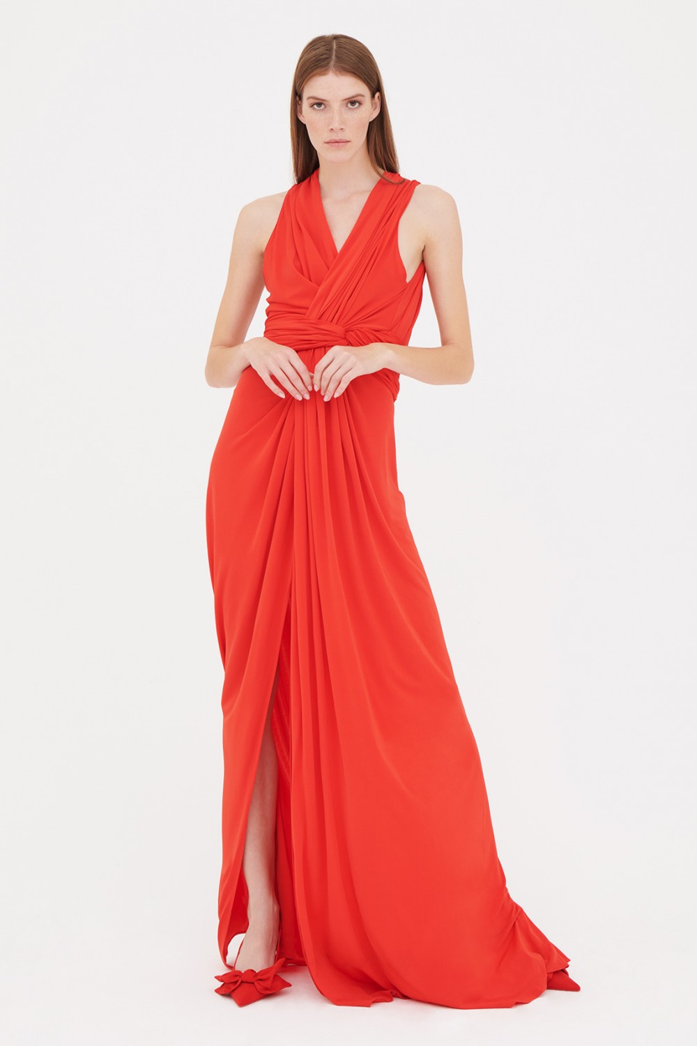 Robe rouge en soie à fentes