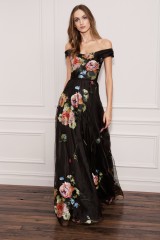 Drexcode - Robe longue noire avec motif floral à épaules dénudées  - Marchesa Notte - Louer - 9