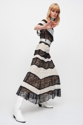 Robe rayée en dentelle à épaules découvertes - Alice+Olivia - Vendre Drexcode - 2