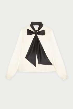 Camicia bianca in seta con fiocco nero - Redemption - Louer Drexcode - 2