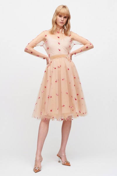 Robe courte rose avec broderie
