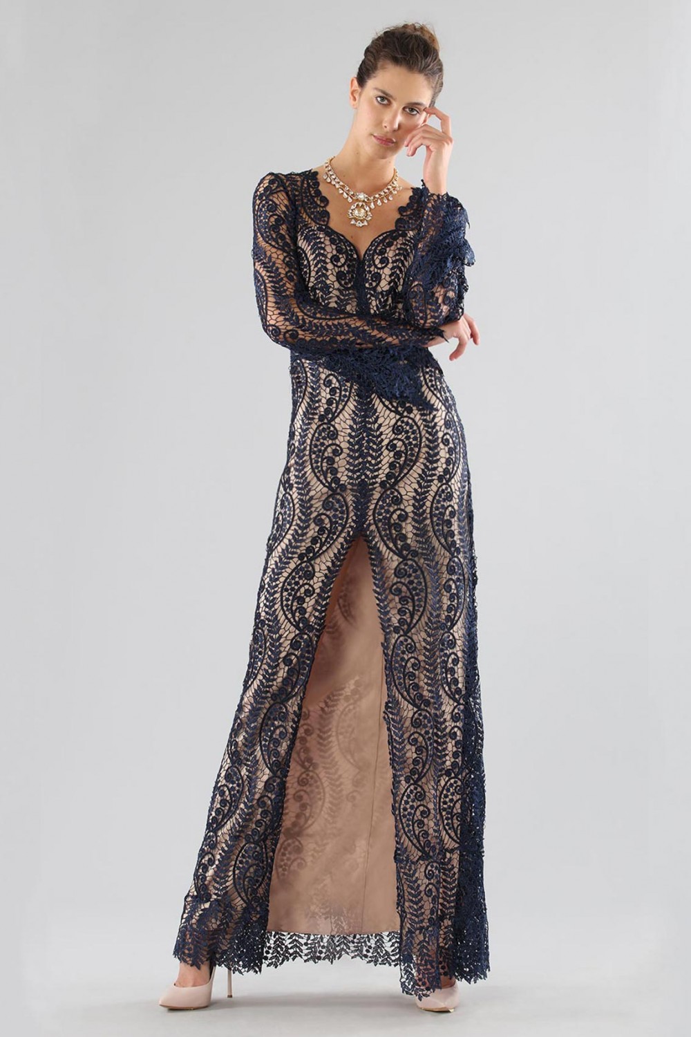 Abito blu in pizzo con spacco frontale