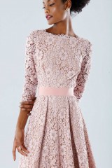 Drexcode - Abito in pizzo rosa con cintura removibile - Daphne - Noleggio - 6